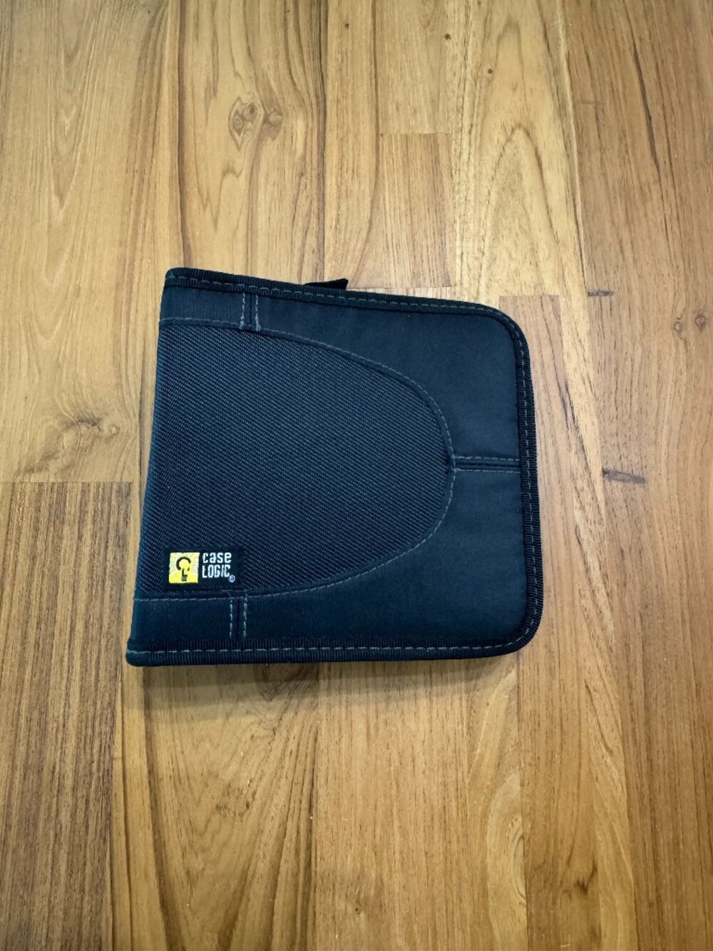 Case Logic CDW-32 32 Capacity Classic CD/DVD Disc Storage Zipper Wallet Black Sm